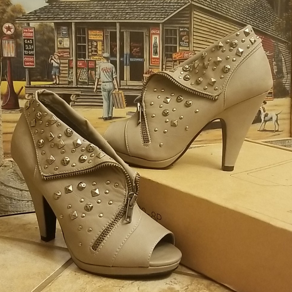 BKE SOLES! GREY BOOTIES,